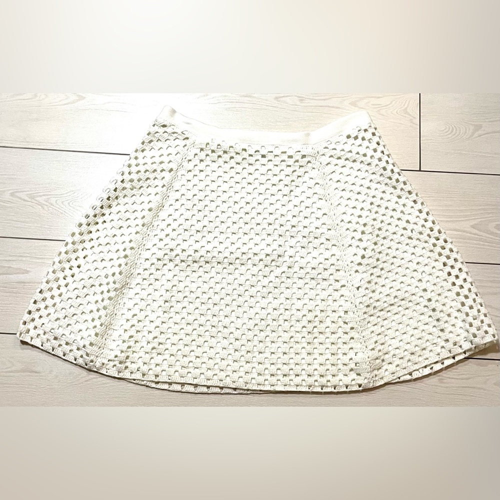 Theory mid‎ length women's white layered skirt w/square decorative holes Size M